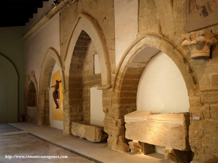 MURO NORTE DEL CLAUSTRO CON ARCOSOLIOS APUNTADOS